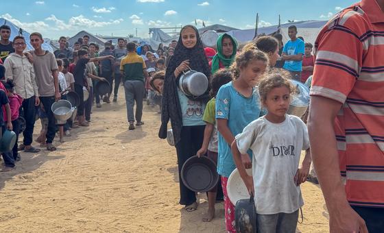 Les Gazaouis font la queue pour obtenir de la nourriture dans une cuisine communautaire à Deir al Balah.